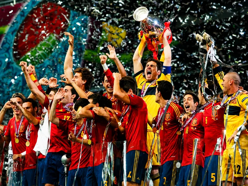Tây Ban Nha tạo nên chu kỳ thống trị với ba danh hiệu lớn liên tiếp từ 2008 đến 2012.