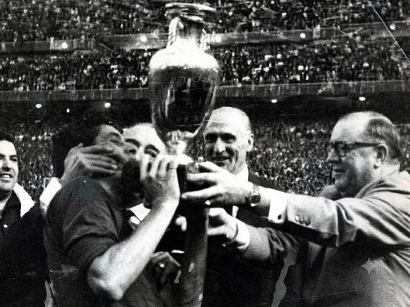 Tây Ban Nha giành chức vô địch EURO đầu tiên năm 1964 sau chiến thắng trước Liên Xô trên sân nhà.