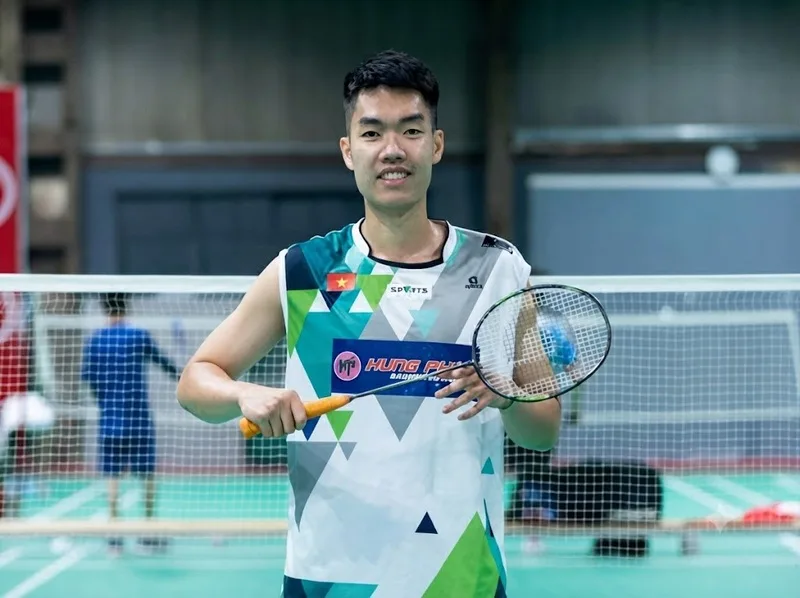 Tay vợt Việt Nam thực hiện cú đập cầu mạnh trong trận đấu tốc độ cao