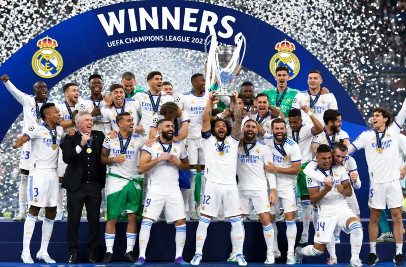 Real Madrid sở hữu bộ sưu tập danh hiệu Champions League kỷ lục, trong khi Dortmund nổi bật với khả năng phát triển cầu thủ trẻ.