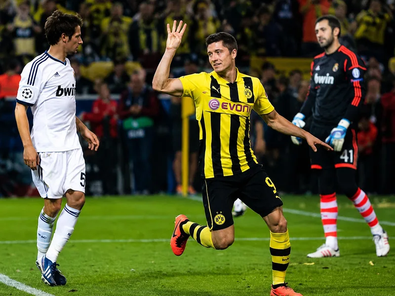 Robert Lewandowski tạo dấu ấn lịch sử với bốn bàn thắng trong trận bán kết C2 năm 2013 trước Real Madrid.