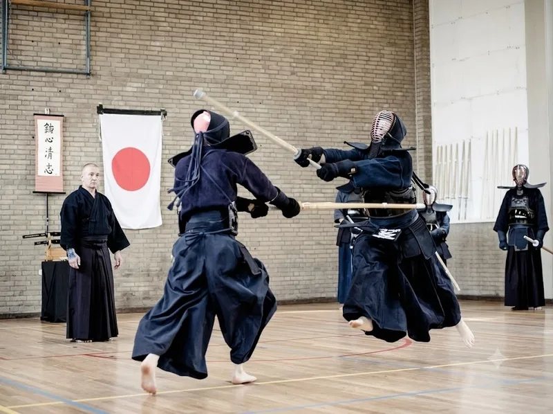 Người mới tập Kendo cần xây dựng nền tảng từ tư thế, bước chân và cách sử dụng shinai.