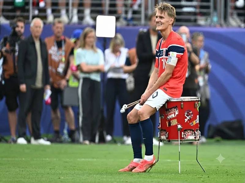 Martin Odegaard dẫn dắt tuyển Na Uy với vai trò đội trưởng, kết nối hàng tiền vệ với các tiền đạo tấn công.