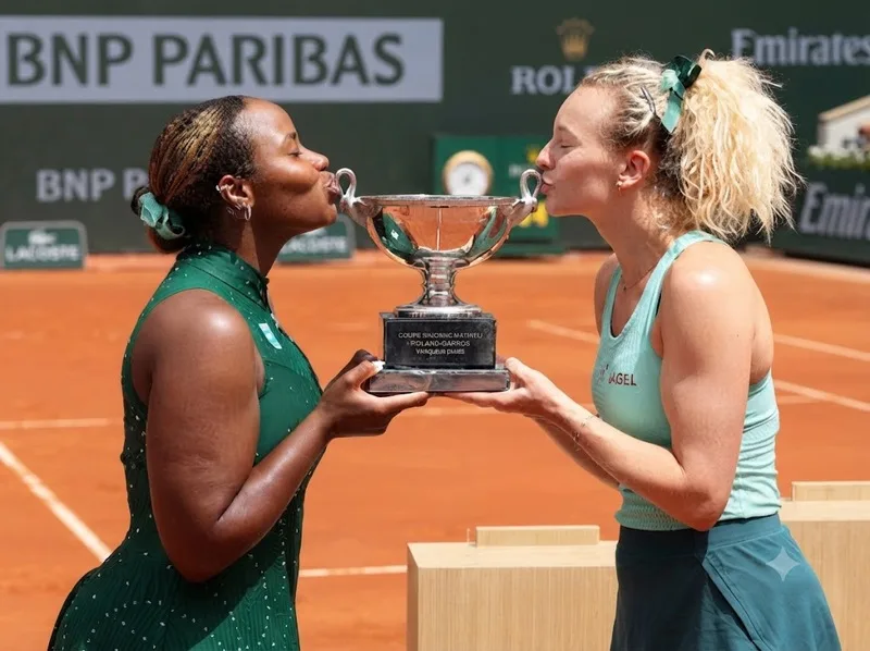 Roland-Garros 2026 tạo dấu ấn với Grand Slam đầu tiên của Zverev, chức vô địch của Andreeva cùng nhiều câu chuyện đáng chú ý ở các nội dung đôi.
