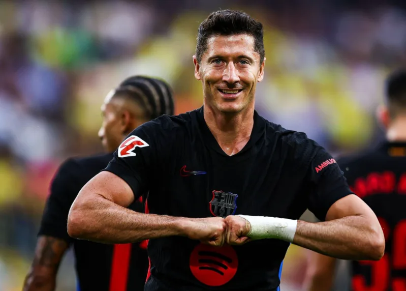 Robert Lewandowski là tiền đạo người Ba Lan nổi tiếng với khả năng săn bàn, chọn vị trí và dứt điểm đa dạng.