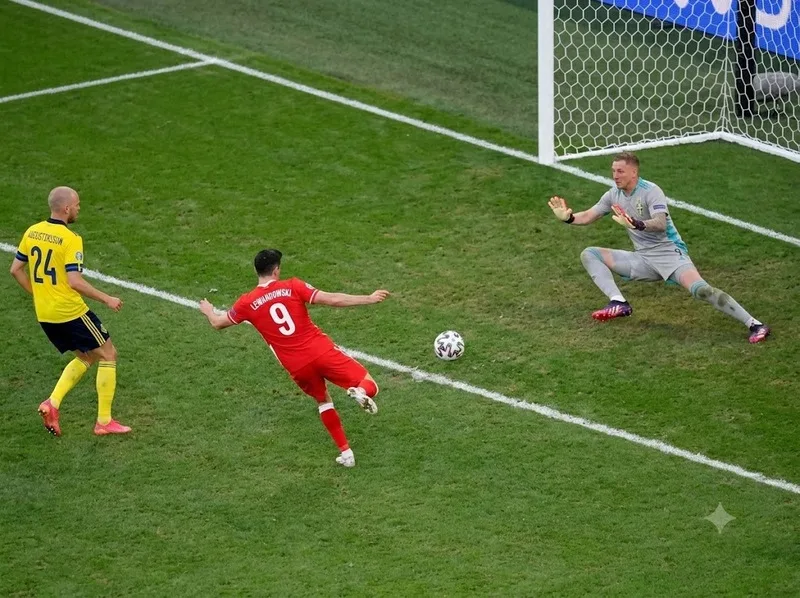 Khả năng chọn vị trí, dứt điểm một chạm và làm tường giúp Robert Lewandowski trở thành mẫu trung phong toàn diện.