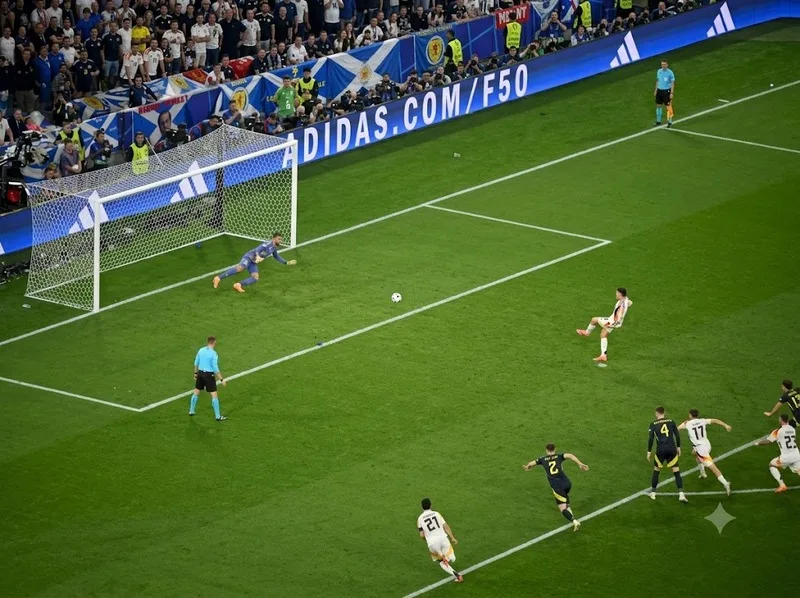 Penalty trong trận xử lý lỗi, còn luân lưu dùng để phân định đội thắng.